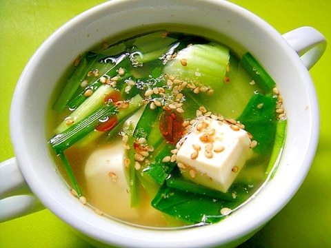 豆腐とチンゲン菜ニラのピリ辛スープ